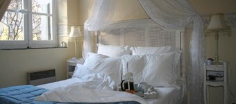Carcassonne, elegant apartment overlooking central square