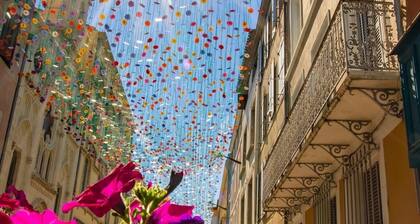 Carcassonne, élégant appartement donnant sur la place centrale