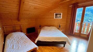 5 bedrooms, travel cot, WiFi