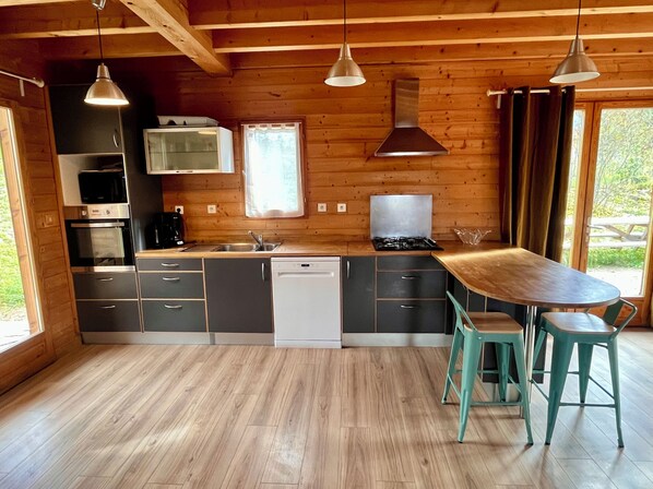 Fridge, microwave, oven, stovetop - Chalet aux Orres 16/18 sleeps "LeBonChalet (Le Mélézet)