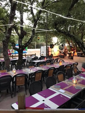 Dinner served - Camping La Buissière (Barjac)