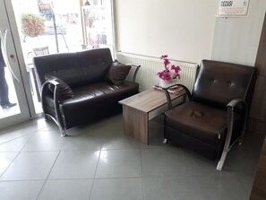 Coin salon dans le hall