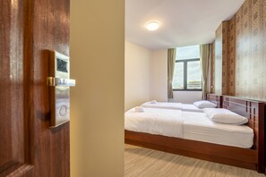 Twin Room, City View | Blackout drapes, free WiFi, bed sheets - Scala Hostel (Bangkok)