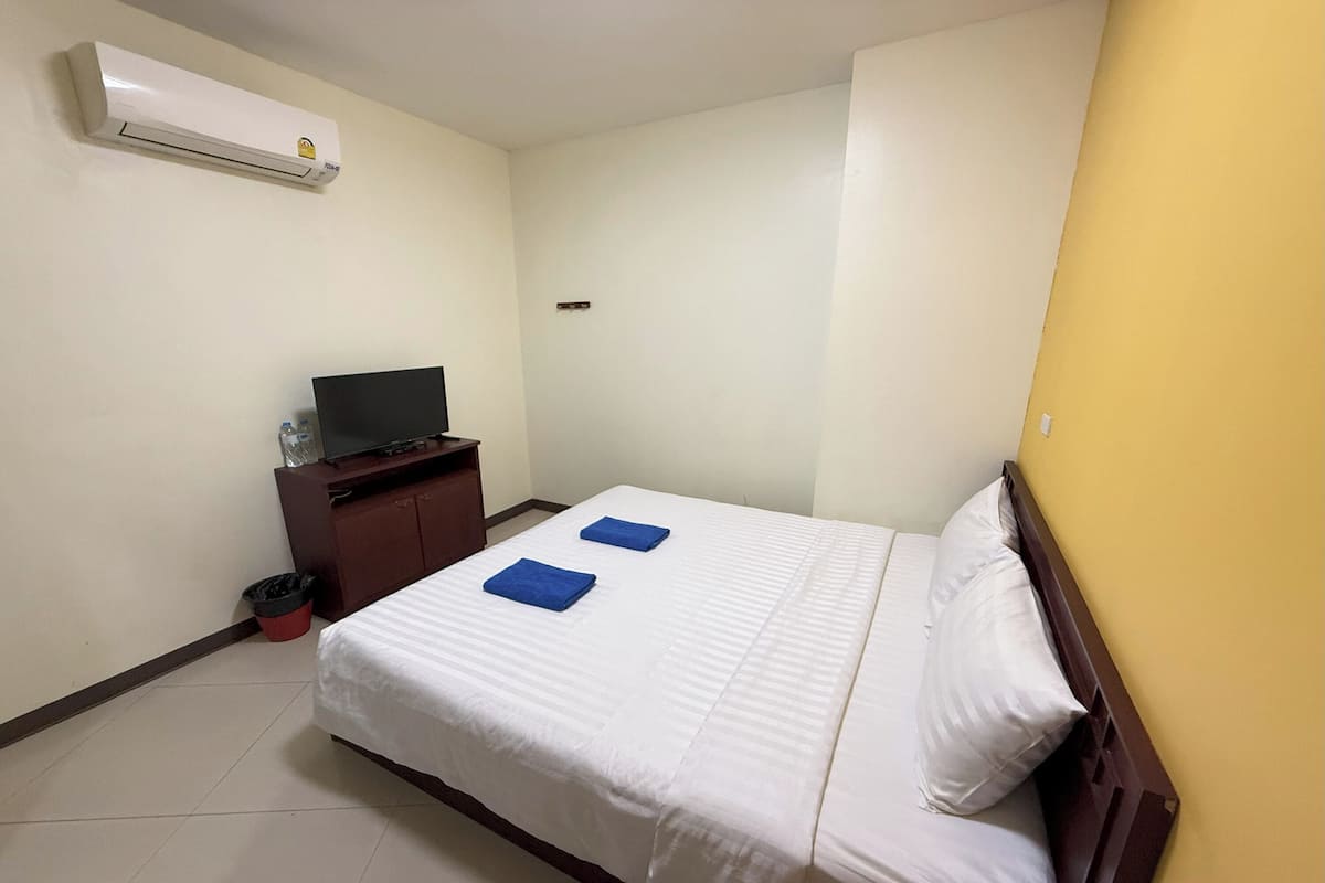 Double Room, No Windows | Blackout curtains, free WiFi, bed sheets