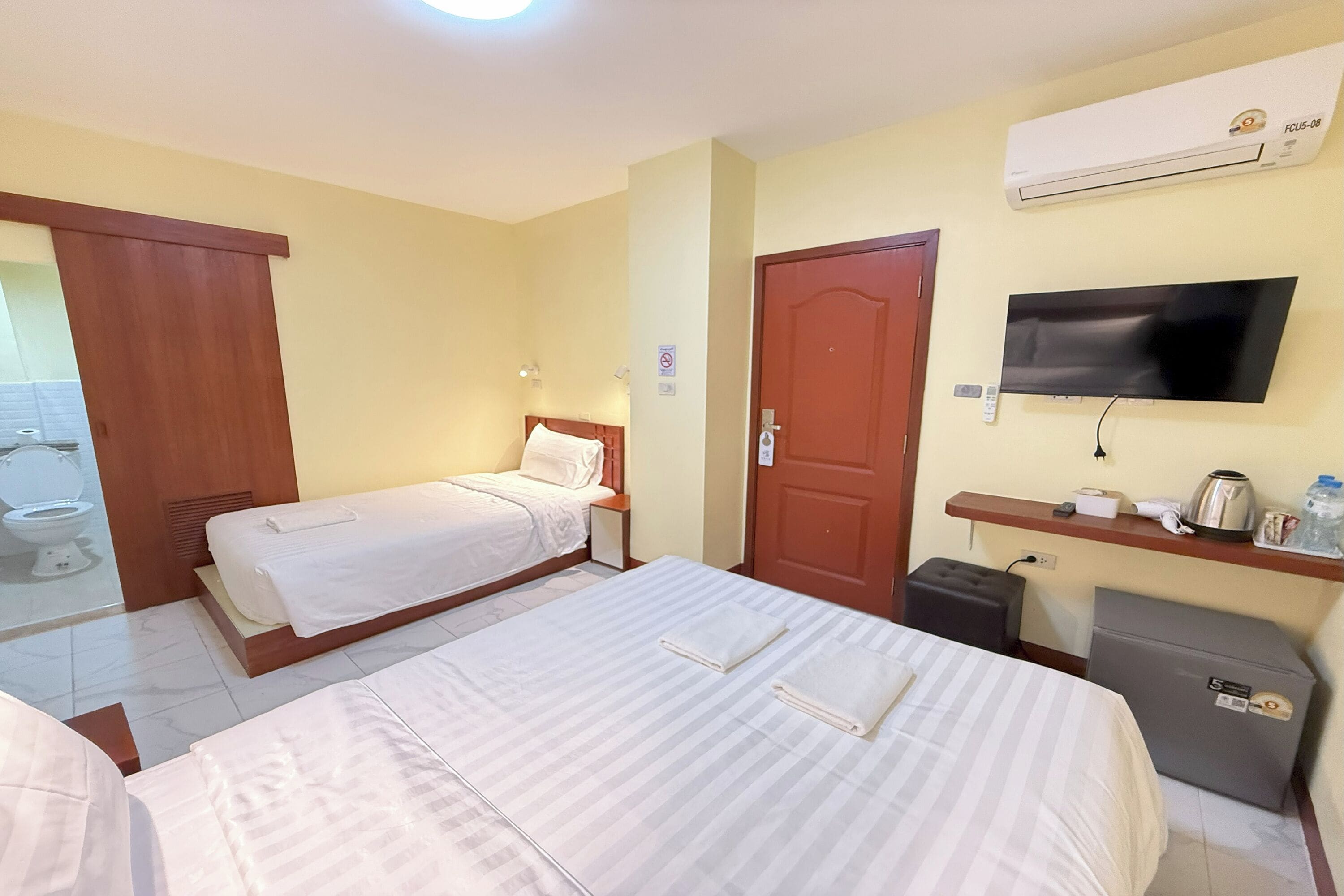 Habitación triple superior, sin ventanas | Cortinas opacas, wifi gratis, ropa de cama