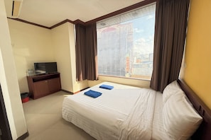 Quarto casal, vista para a cidade | Cortinas blackout, Wi-Fi de cortesia, roupa de cama