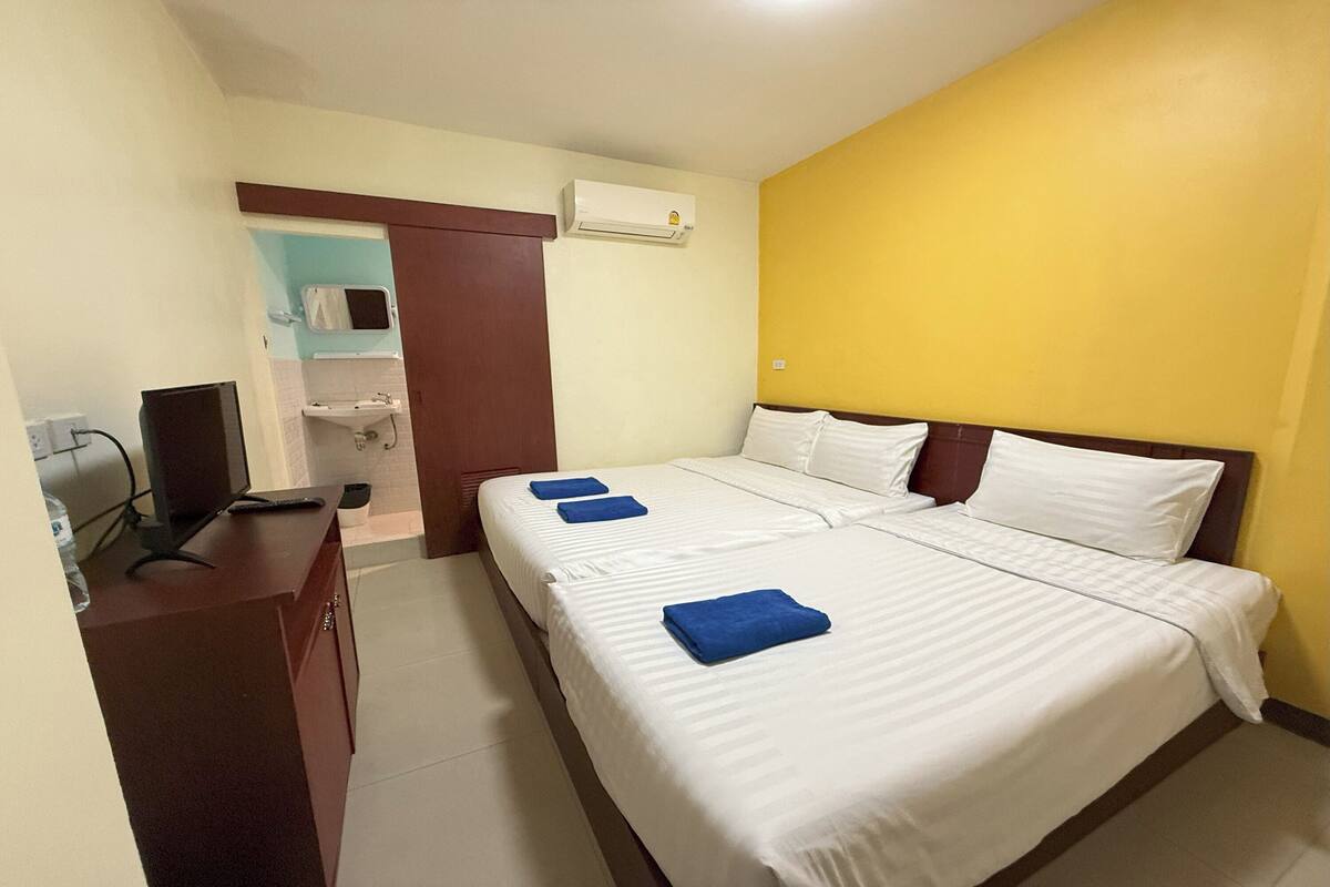 Family Room, No Windows | Blackout curtains, free WiFi, bed sheets