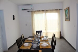 Comfort-Apartment, 2 Schlafzimmer | Wohnbereich | 32-Zoll-Plasmafernseher mit Satellitenempfang, Fernseher