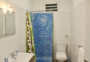 Leilighet – comfort, 2 soverom | Bad | Dusj, regndusjhode, hårføner og håndklær