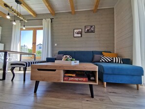 디럭스 캐빈 (Egzotyczna Przygoda) | 거실 | 케이블 채널 시청이 가능한 43인치 평면 TV, TV, 탁구