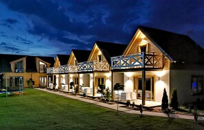 Fassade der Unterkunft – Abend/Nacht