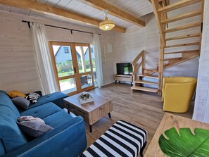 디럭스 캐빈 (Egzotyczna Przygoda) | 거실 | 케이블 채널 시청이 가능한 43인치 평면 TV, TV, 탁구