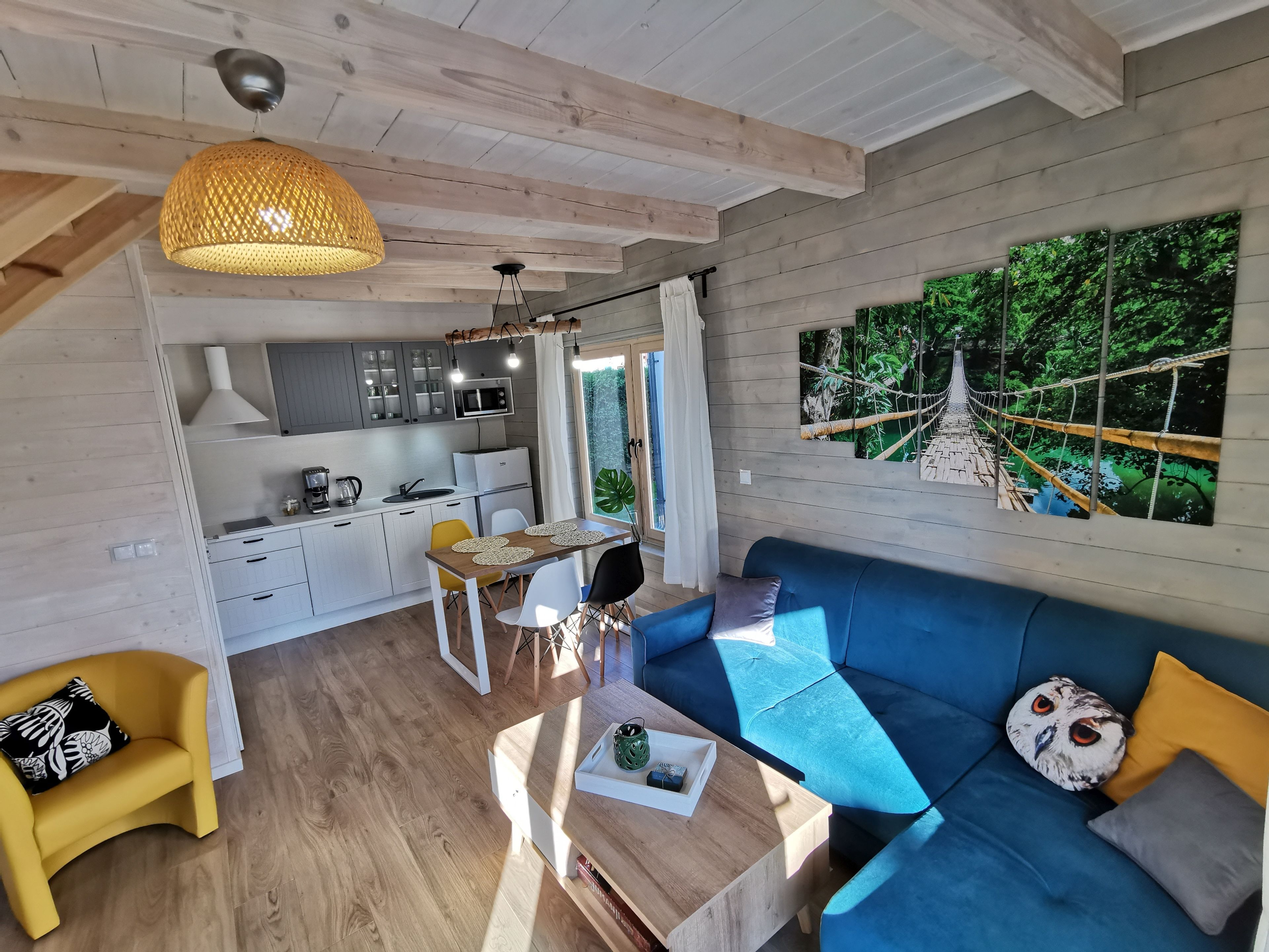 Deluxe Cabin (Tropikalny Raj) | Living room | 43-inch flat-screen TV with cable channels, TV, table tennis
