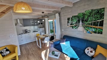 Deluxe Cabin (Tropikalny Raj) | Living room | 43-inch flat-screen TV with cable channels, TV, table tennis
