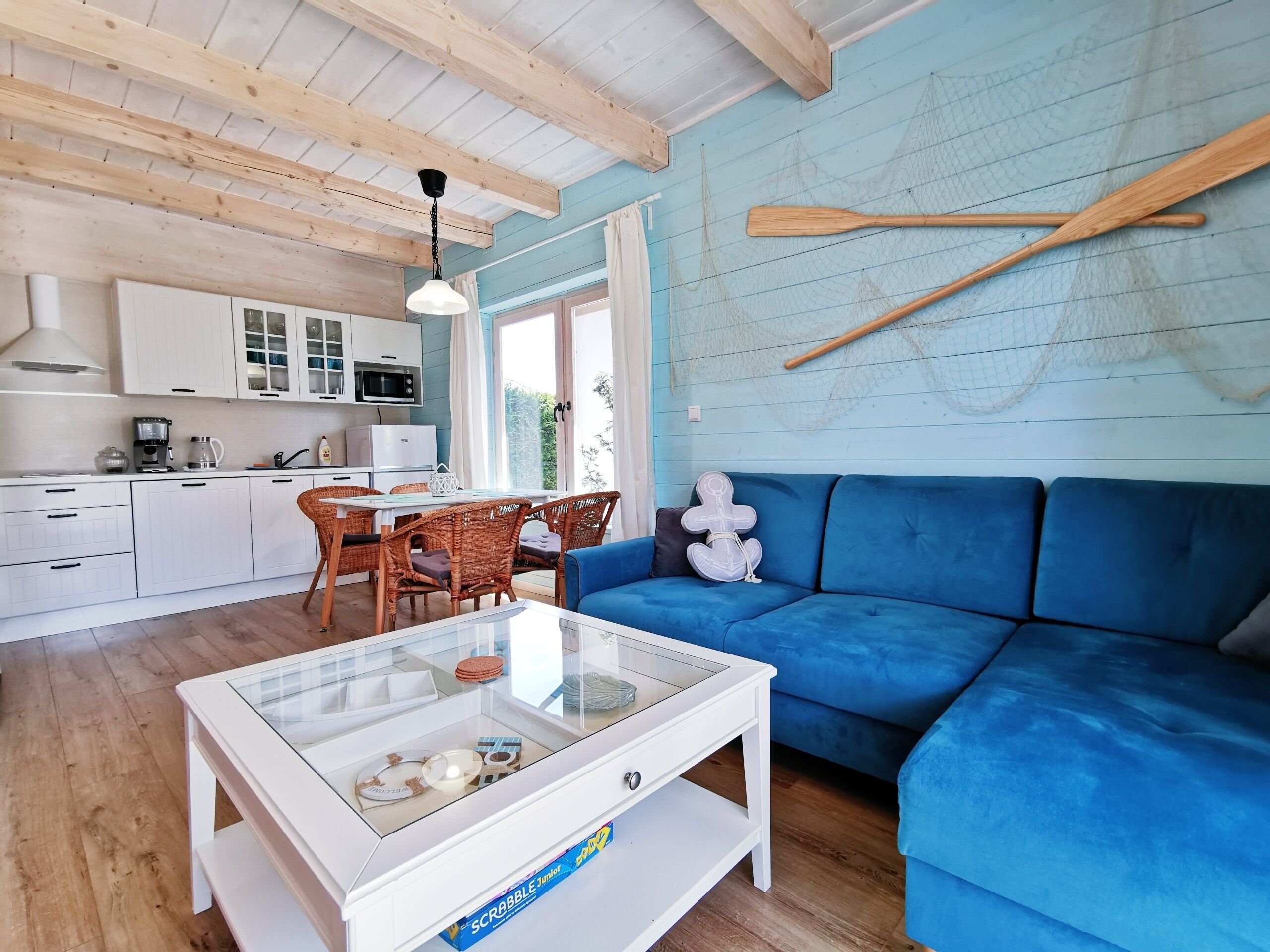 Deluxe Cabin (Morska Przystań) | Living room | 43-inch flat-screen TV with cable channels, TV, table tennis