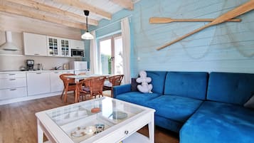 Deluxe Cabin (Morska Przystań) | Living room | 43-inch flat-screen TV with cable channels, TV, table tennis
