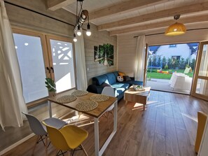 디럭스 캐빈 (Tropikalny Raj) | 거실 | 케이블 채널 시청이 가능한 43인치 평면 TV, TV, 탁구