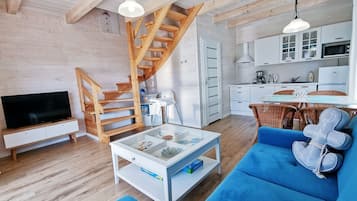 Deluxe Cabin (Morska Przystań) | Living room | 43-inch flat-screen TV with cable channels, TV, ping pong