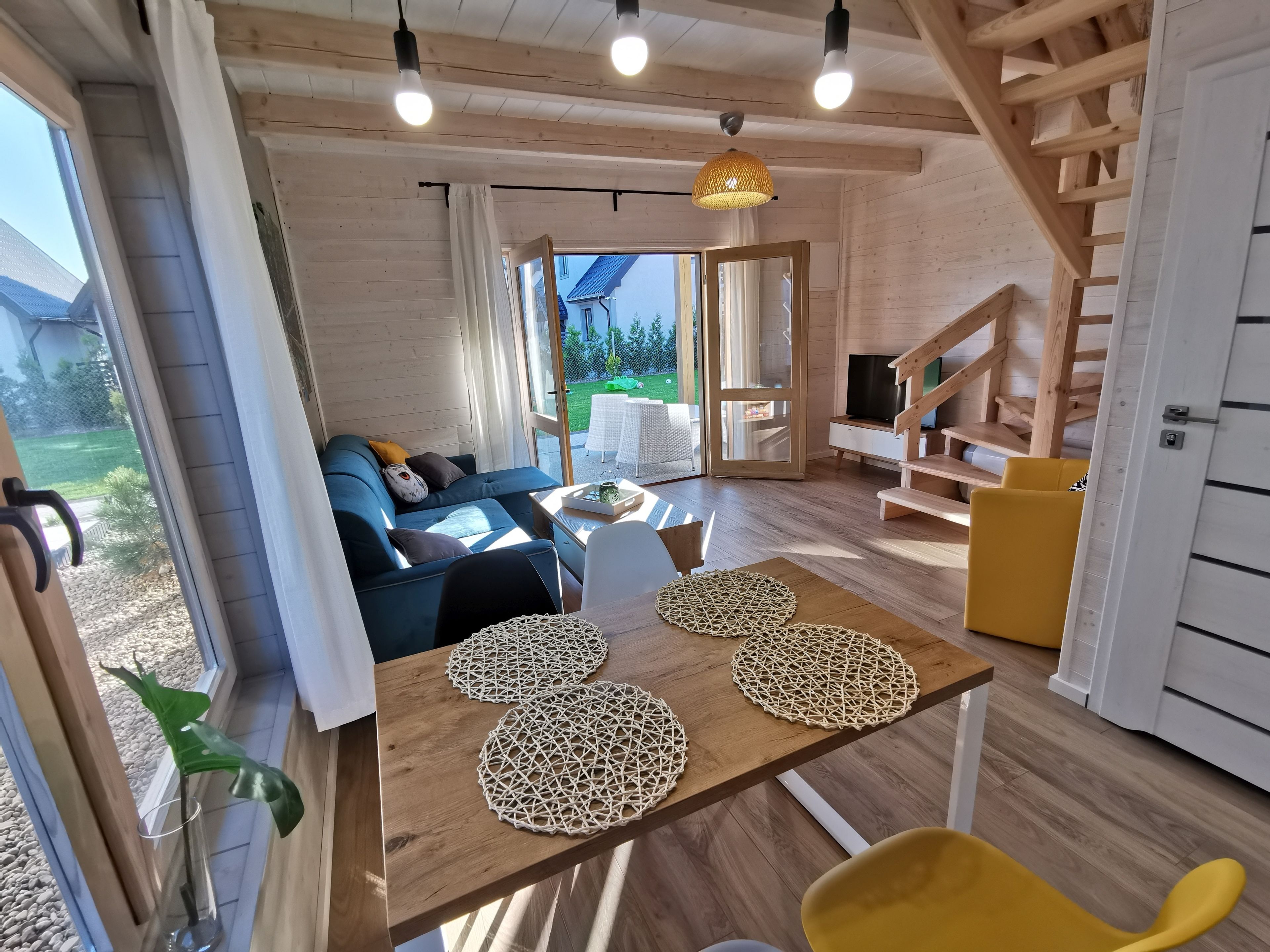 Deluxe Cabin (Tropikalny Raj) | Living room | 43-inch flat-screen TV with cable channels, TV, ping pong