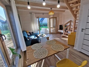 Deluxe-Ferienhütte (Tropikalny Raj) | Wohnzimmer