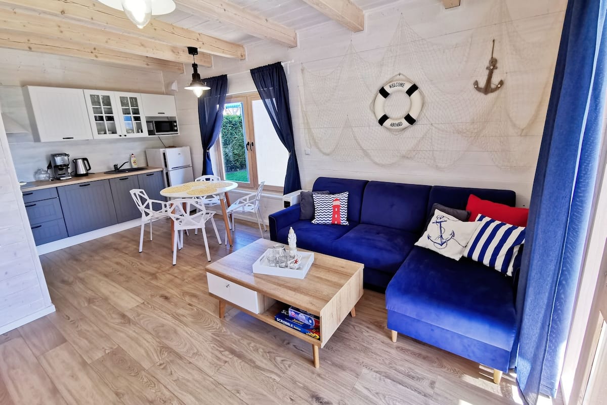 Deluxe Cabin (Marynarski Port) | Living room | 43-inch flat-screen TV with cable channels, TV, table tennis