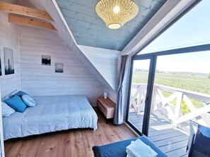 디자인 아파트 (Dzikość Północy) | 필로우탑 침대, 각각 다른 스타일의 인테리어, 각각 다르게 가구 비치, 노트북 작업 공간