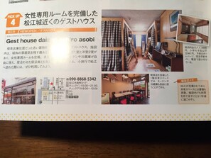 Una scrivania, postazione laptop, tende oscuranti, Wi-Fi gratuito