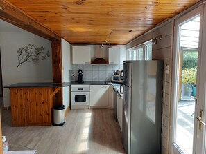 Een koelkast, een magnetron, een oven, een kookplaat