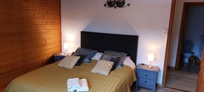 3 slaapkamers, een strijkplank/strijkijzer, wifi