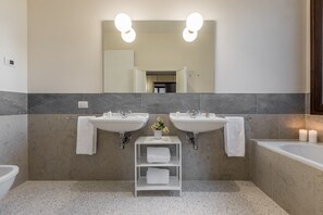 Bañera y secador de pelo