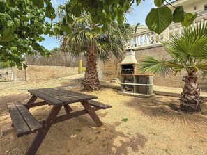 Outdoor dining - Club Villamar - Holiday villa with a beautiful appearance, located at the Spanish Costa Brava. (Lloret de Mar)