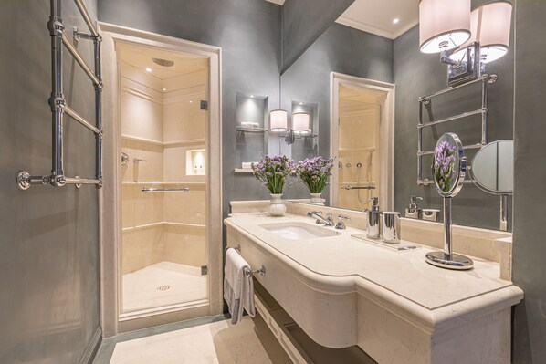 Badewanne und Dusche (separat), kostenlose Toilettenartikel