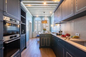 Kühlschrank, Mikrowelle, Ofen, Geschirrspüler