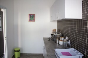 Apartamento conforto, 1 quarto | Cozinha privada | Geladeira, micro-ondas, fogão, cooktop