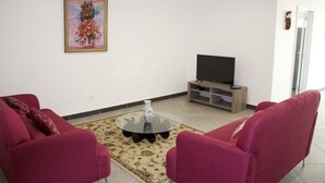 Comfort-Apartment, 1 Schlafzimmer | Wohnbereich | 32-Zoll-Flachbildfernseher mit Satellitenempfang, Plasmafernseher