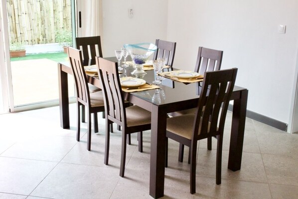 Comfort Apartment, 1 Bedroom | Living room | 32-inch flat-screen TV with satellite channels, plasma TV - Guest House de Treichville 2 (Abidjan)