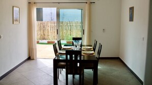 Comfort-Apartment, 1 Schlafzimmer | Wohnzimmer | 32-Zoll-Flachbildfernseher mit Satellitenempfang, Plasmafernseher