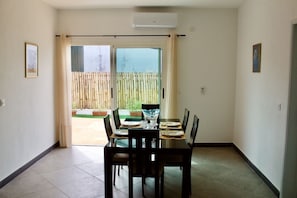 Comfort Apartment, 1 Bedroom | Living room | 32-inch flat-screen TV with satellite channels, plasma TV - Guest House de Treichville 2 (Abidjan)