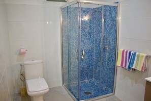 Apartamento conforto, 1 quarto | Banheiro | Chuveiro, chuveiro com efeito de chuva, produtos de toalete grátis 