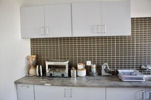 Comfort Apartment, 1 Bedroom | Private kitchen | Fridge, microwave, oven, stovetop - Guest House de Treichville 2 (Abidjan)