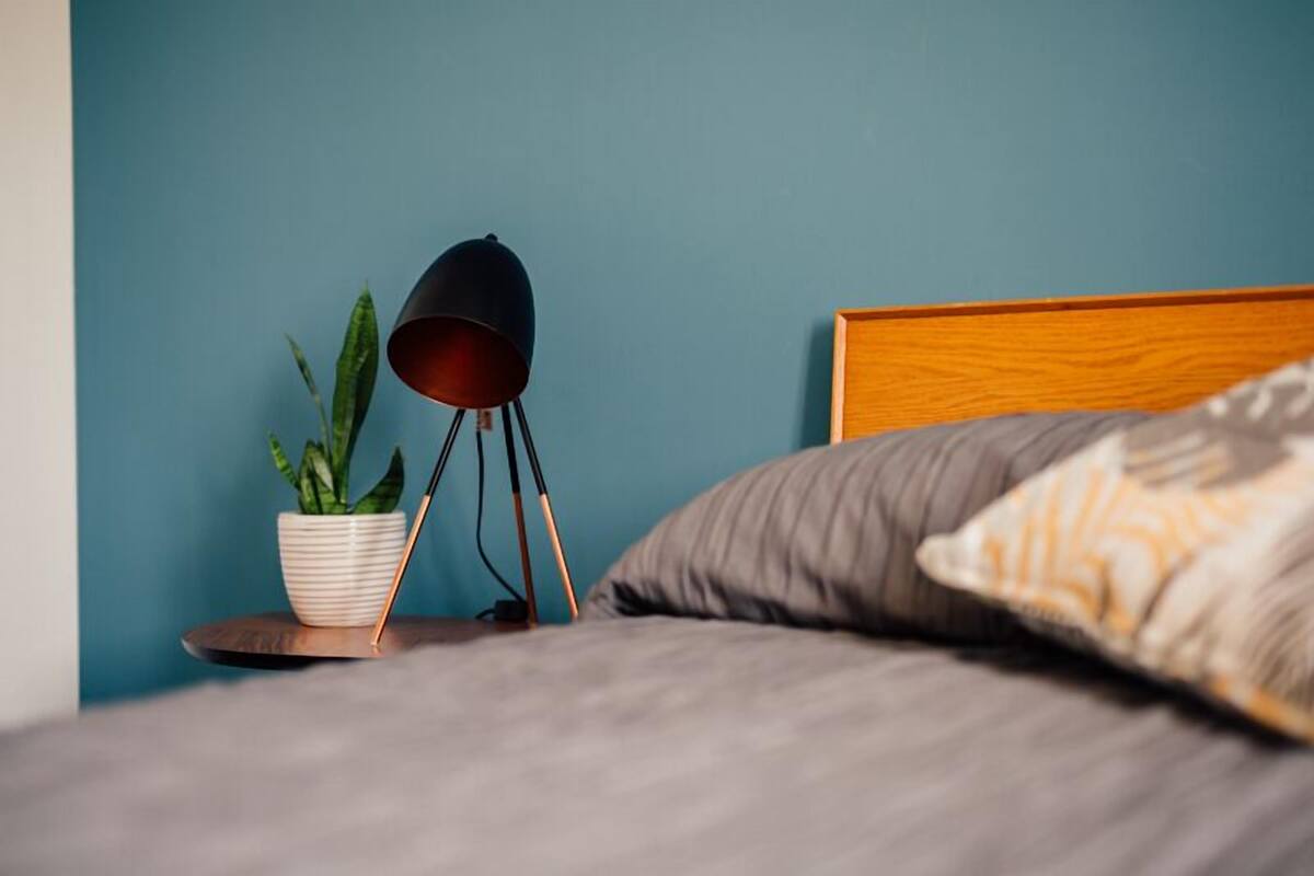 Escritorio, cunas, wifi gratis y ropa de cama