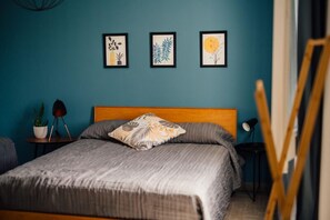Habitación triple Confort | Escritorio, cunas (de pago), wifi gratis y ropa de cama