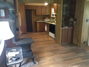 Four à micro-ondes, cafetière-théière, vaisselle et ustensiles