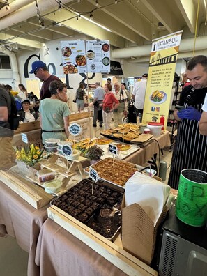 Dining - Stunning 1-Bedroom Furnished Apartment Overlooking Beautiful Halifax Harbour (Dartmouth)