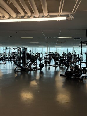 Fitness facility - Stunning 1-Bedroom Furnished Apartment Overlooking Beautiful Halifax Harbour (Dartmouth)