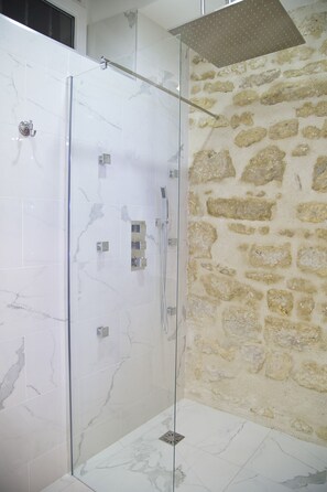 Haartrockner, Handtücher, Seife, Shampoo