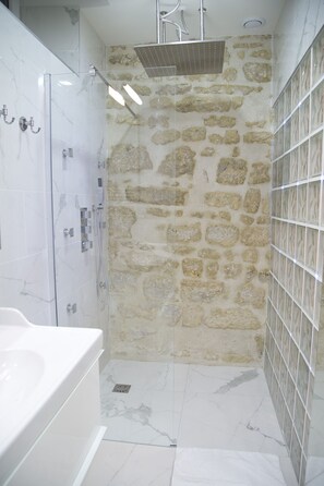 Haartrockner, Handtücher, Seife, Shampoo
