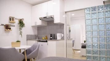 Køleskab, mikrobølgeovn, kogeplade, kaffe-/temaskine