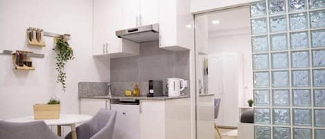 Refrigerador, microondas, parrilla de estufa y cafetera y tetera