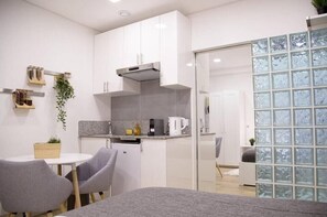 Kühlschrank, Mikrowelle, Herdplatte, Wasserkocher mit Kaffee-/Teezubehör